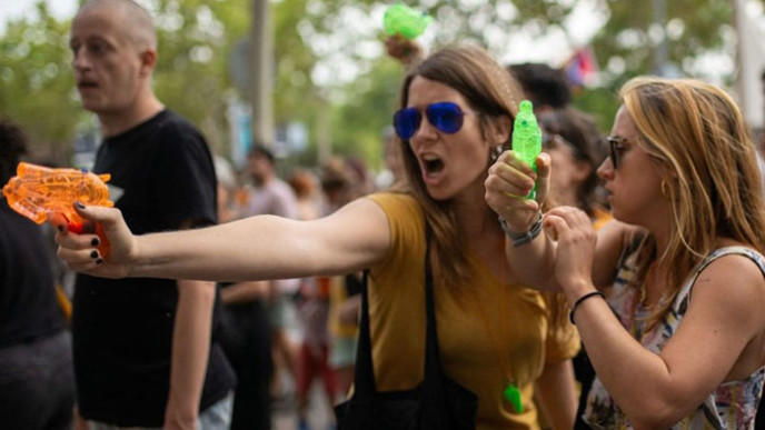 Turiste iz Barselone teraju pištoljima na vodu